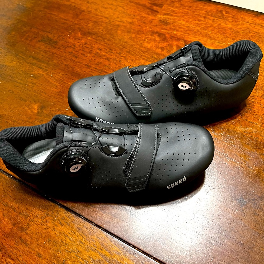 Speed cycling shoes with clips